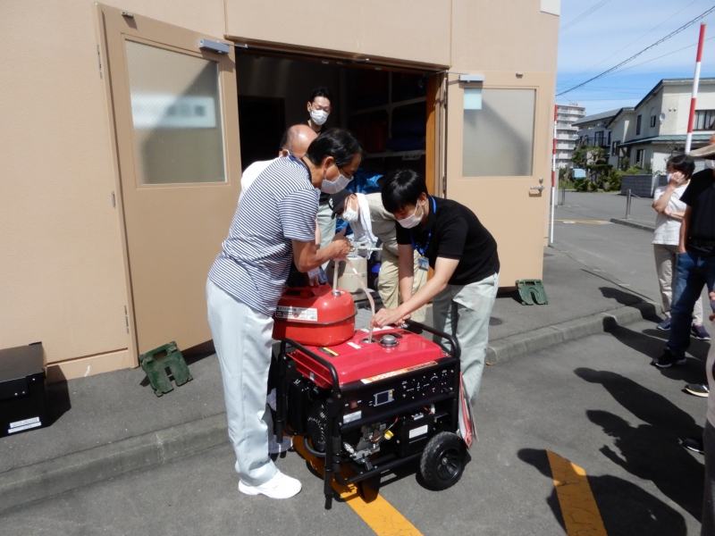 花園コミュニティセンターで花園コミ協主催の災害対応機材操作訓練が実施されました。