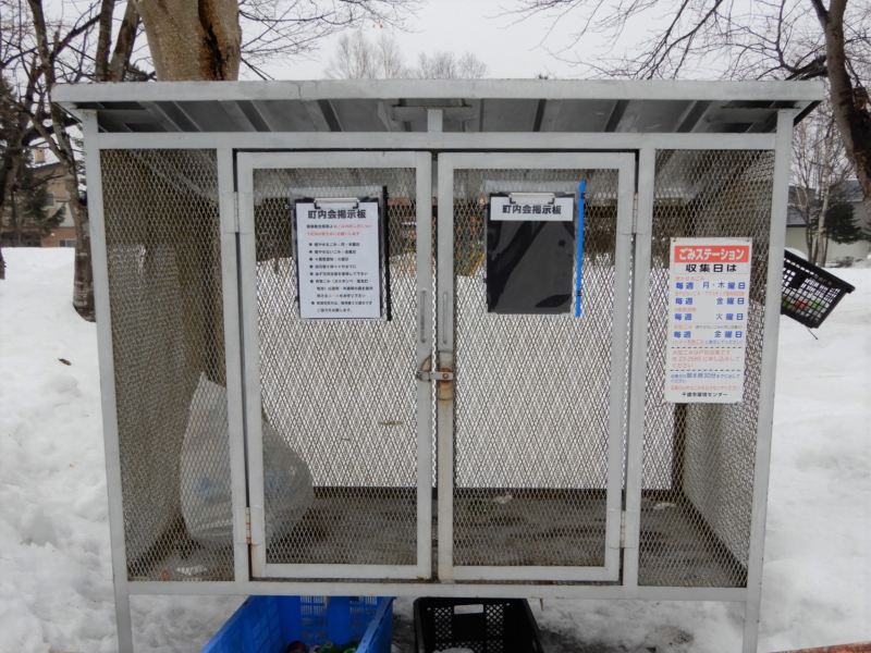 桜木町内会では、ごみ集積ＢＯＸに掲示板を取り付けて活用しています。