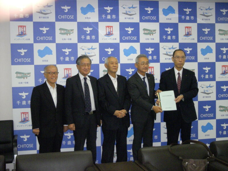 横田市長に令和５年度市町連要望書を提出しました。（10月24日）