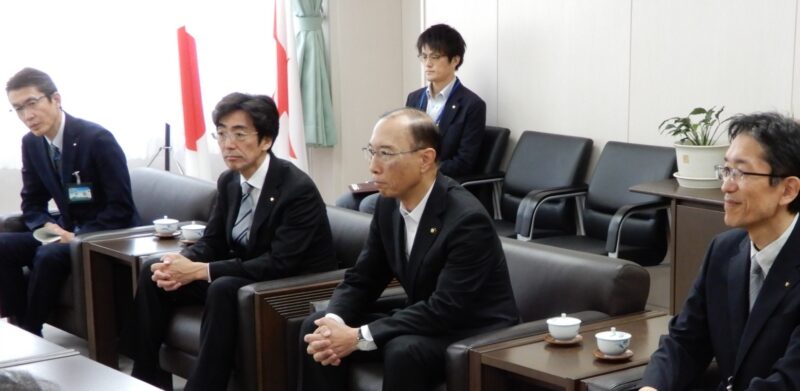 新役員が横田市長、品田副市長を表敬訪問しました。
