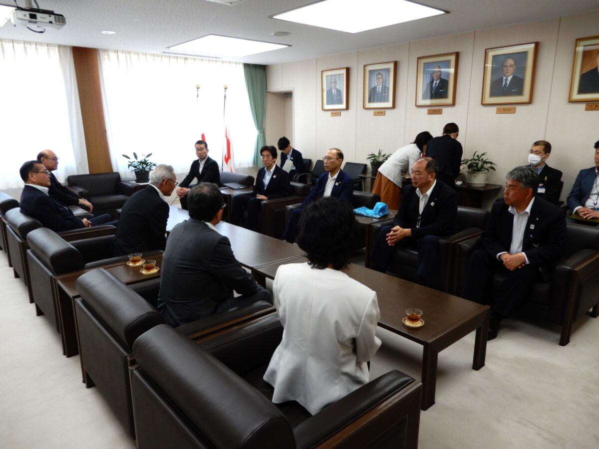 役員が横田市長、品田副市長を表敬訪問しました。